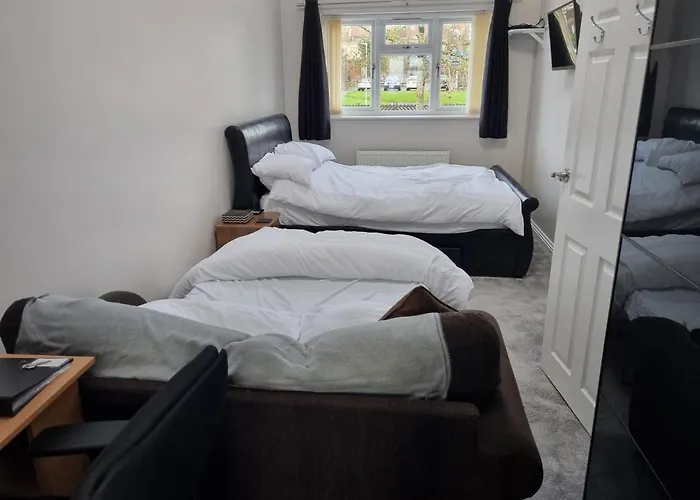 Large Kingsize Ensuite In Kingswood, Bristol, Bs15