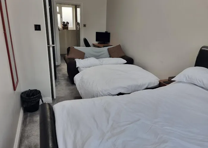 Large Kingsize Ensuite In Kingswood, Bristol, Bs15